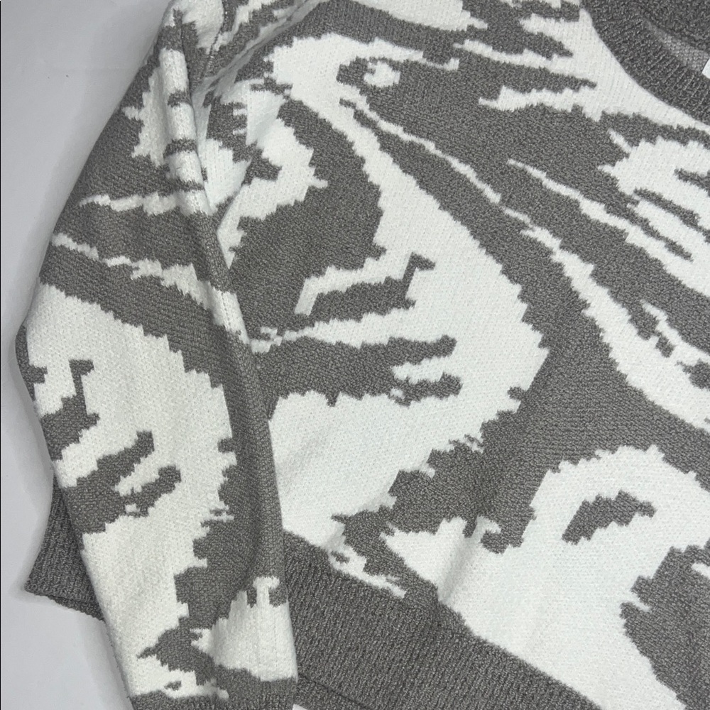 Women’s William Rast Gray and White Crew Neck Sweater size medium - Picture 4 of 8